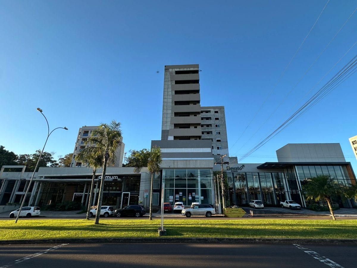 Loja Comercial Ampla com Mezanino para Locação – Av. Avelino Talini, Universitário